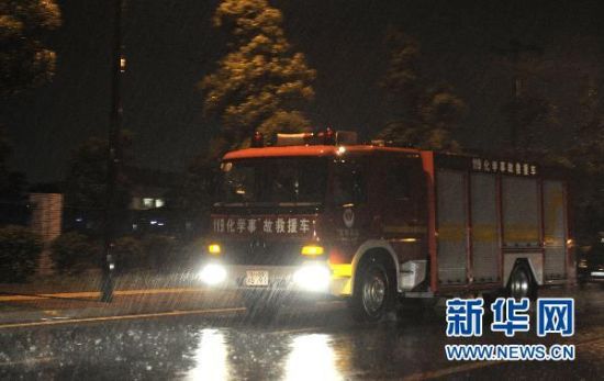 5月20日，救援車從富士康集團鴻富錦成都公司拋光車間爆炸事故現(xiàn)場駛過。新華社記者李橋橋攝