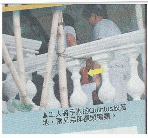 兄弟倆擁抱親昵