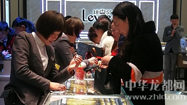 臨近春節(jié)，周口消費(fèi)市場紅似火