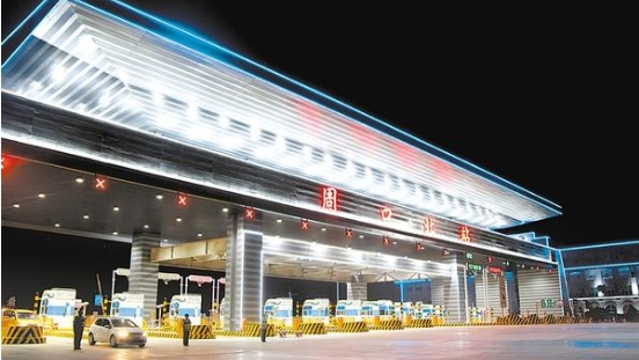 周口北收費(fèi)站流光溢彩，一派迎接省十三運(yùn)會(huì)的喜慶氛圍