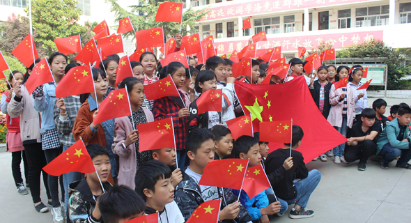 鄲城縣社會(huì)各界開(kāi)展“中國(guó)紅慶國(guó)慶”慶?；顒?dòng)