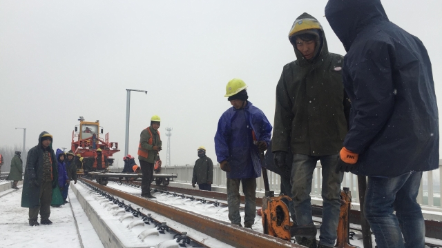 致敬！風(fēng)雪中的高鐵建設(shè)者