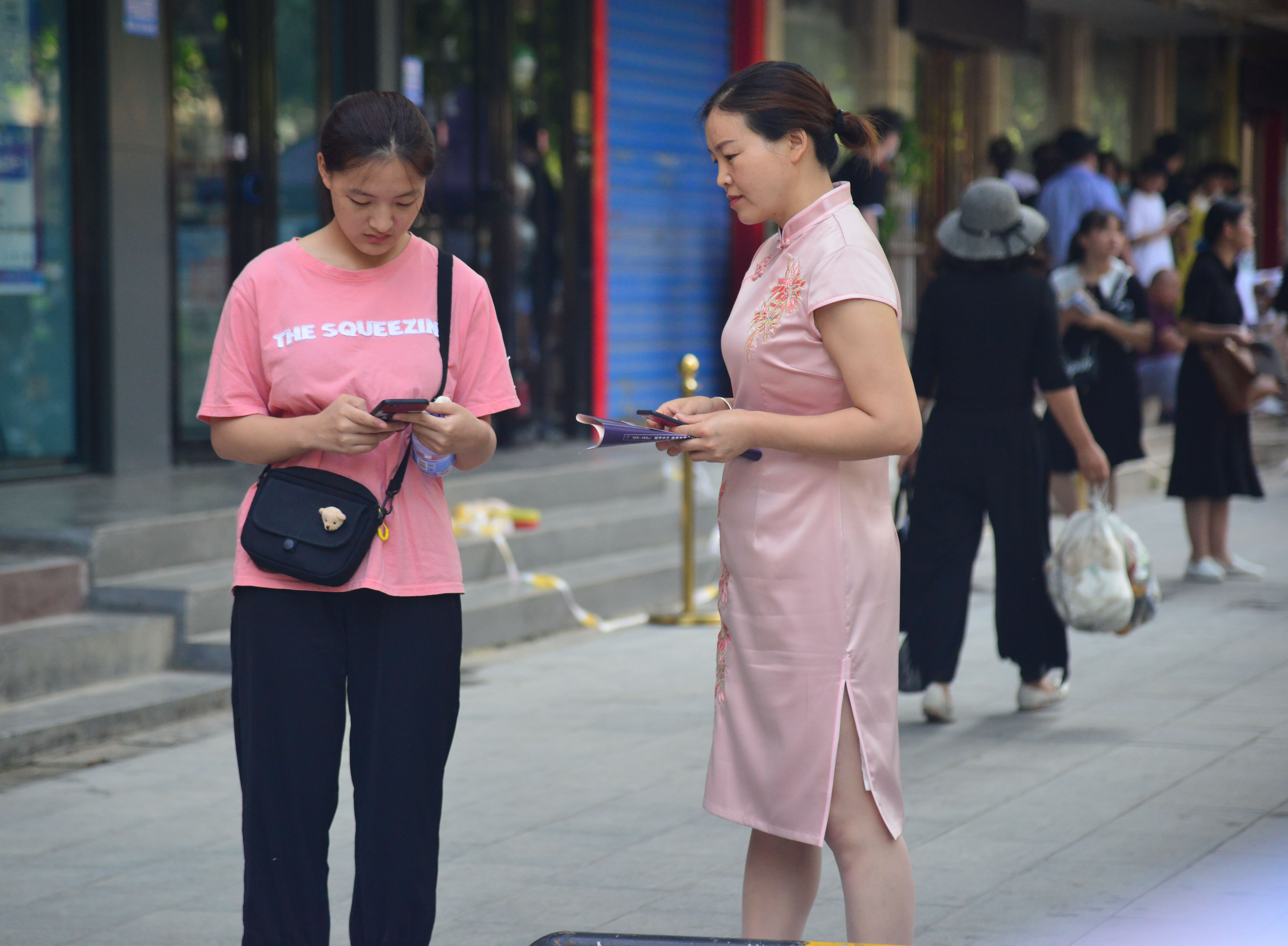 旗開得勝！高考考場外的旗袍媽媽們